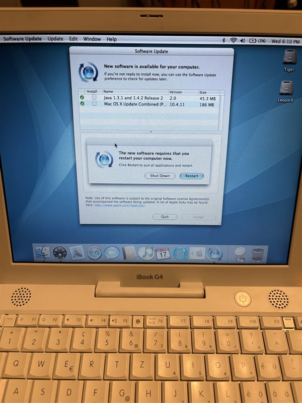 21岁的老苹果笔记本开机连上Wi-Fi 竟然还能收到系统更新！网友：画面美到想舔