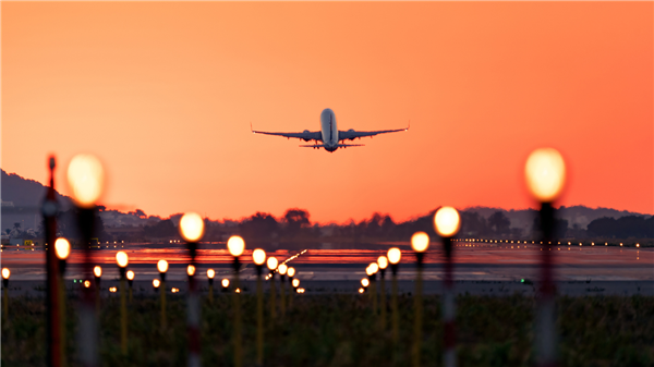 航空燃油价格短短一个月翻倍 一场全球飞行危机正在显现