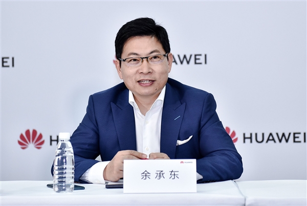 华为Pura90 Pro Max出厂没贴膜！余承东自信回应：没必要
