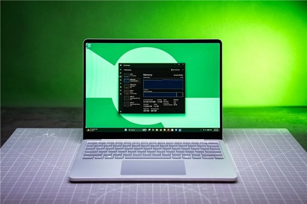 Windows 11最低4GB内存要求形同虚设！微软自家8GB笔记本都跑不动