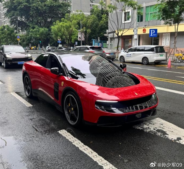 售价398.8万！法拉利首款纯电动车luce国内现身