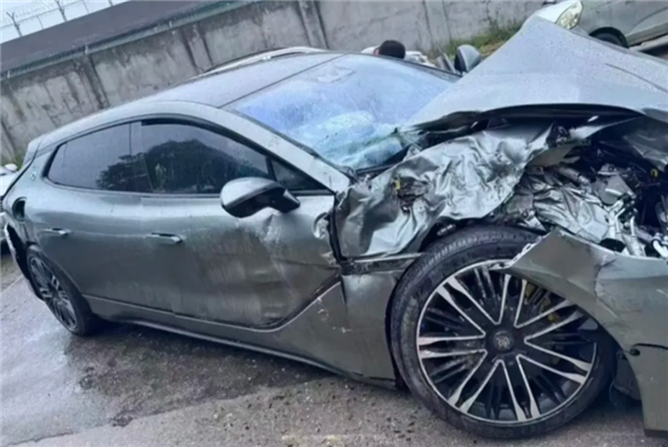 比亚迪又救车主一命！腾势Z9GT与大货车侧面相撞：车主安然无恙