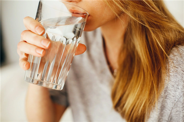中国人常说的趁热吃不可取！65℃以上热饮别再喝了 已被列为2A类致癌物