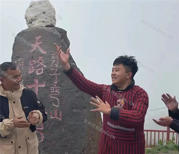 网红博主李要得首场直播带货 解说女士内裤时羞涩又努力 开播不久冲上榜一