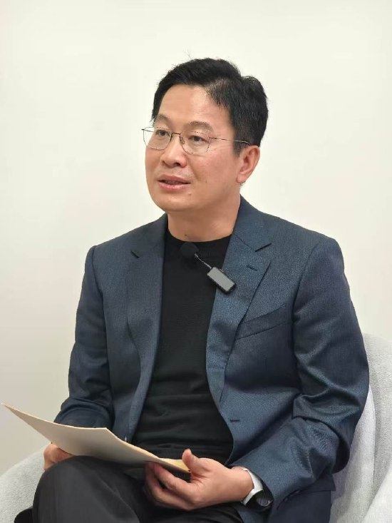 小米18 Fold真机亮相 卢伟冰：解决了大小折叠的痛点 将推动折叠屏市场翻倍增长