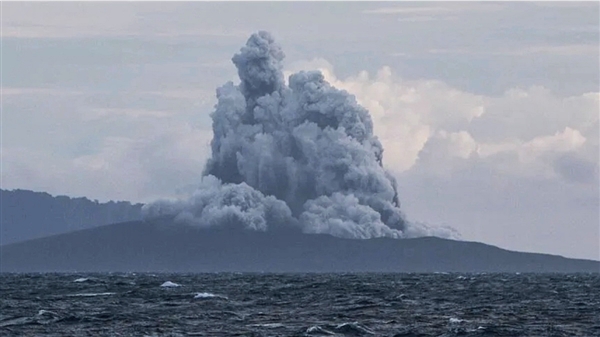 印尼3天内3座火山罕见接连喷发：8座机场被迫关闭