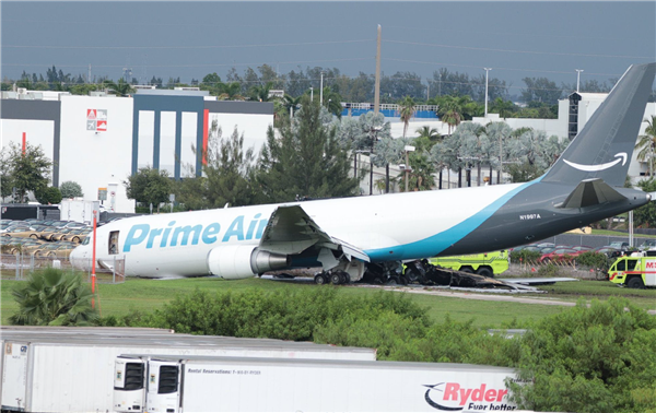一架波音767货运飞机降落时冲出跑道撞车起火：至少5死